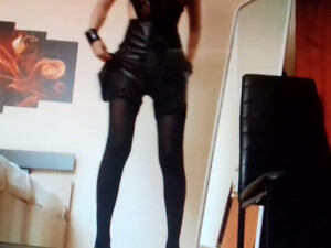 Красотка сняла себя в костюме из черного латекса