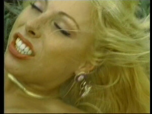 Жесткое ретро порно с грудастой блондинкой, которую трахают в жопу на озере