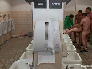 Лесбиянку отымели грубо во все дырочки в туалете